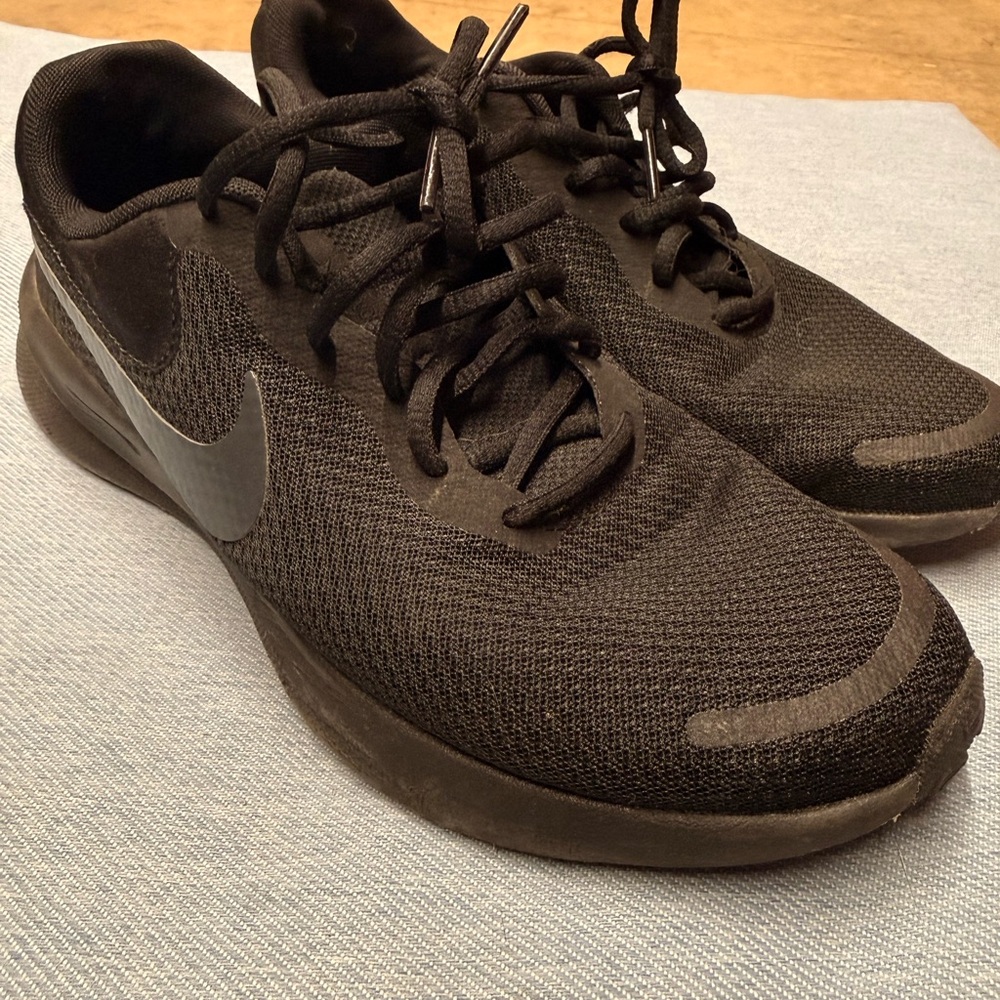 Nike Women’s Black Athletic Running Shoes with Subtle Reflective Swoosh